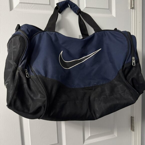 Nike Duffel Gym Travel Bag Navy Black Swoosh Logo Zip Pockets Carry Handles - Picture 1 of 8